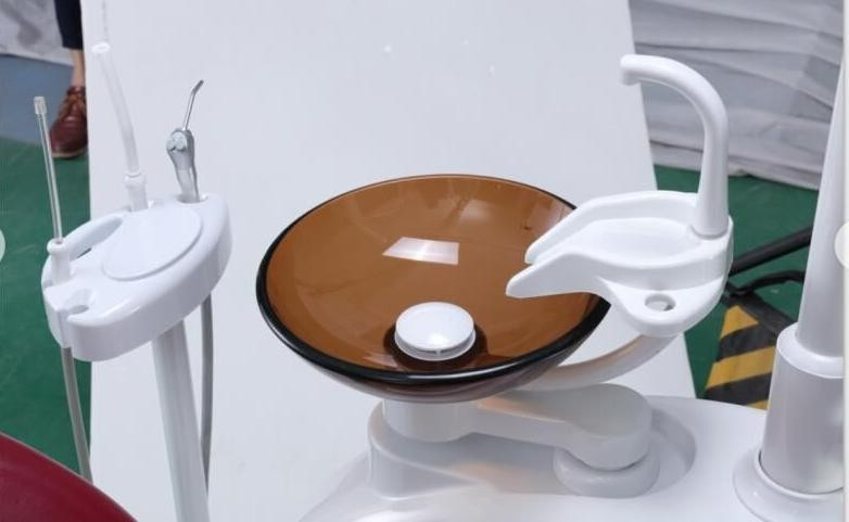 Economic Dental Chair with Halogen Light Unit for Dental Clinic